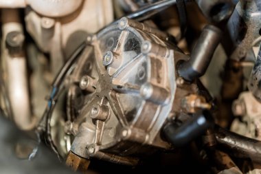 Ayrıntılı Mekanik Özelliklere sahip bir Araç Motoru Bileşeninin Kapanışı.