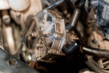 Hortumlarla Araç Motor Bileşeninin Detaylı Yakın Çekimi.