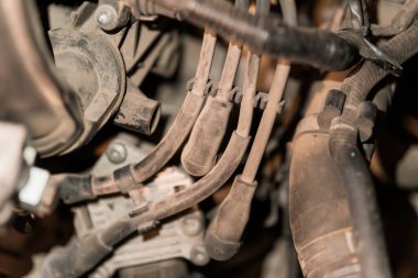 Motor Bileşenlerinin Kablolama ve Bağlayıcıları Karmaşık Görüntüsü.