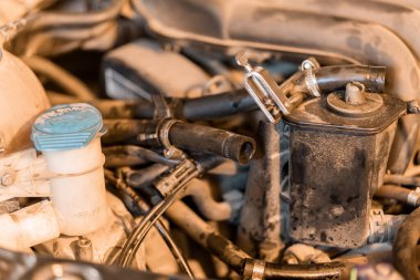 Çeşitli Bileşenleri ve Hortumları olan Bir Araba Motorunun Detaylı Yakın Çekimi.