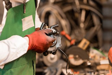 Atölyedeki Yetenekli Tamirci Motor Bileşeni.