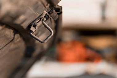Otomotiv İçeriğindeki Metal Kancanın Detaylı Yakın Çekimi.