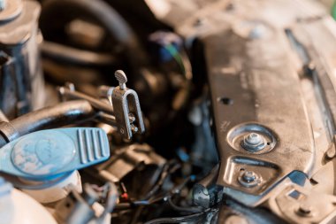 Mekanik Bileşenli Bir Araba Motorunun Yakın Görüntüsü.