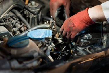 Eldiven ve Aletlerle Otomotiv Tamir Motoru.