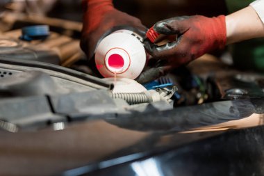 Becerikli Tamirci Araba Motoruna Bakım İçin Sıvı Dökme.