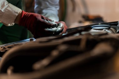 Bir Motor Bileşeni Üzerinde Çalışan Tamircinin Ellerinin Kapanışı.