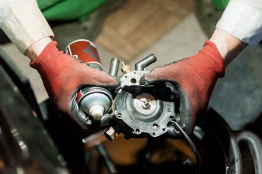 Koruyucu Eldiven Teknisyeni tarafından Mekanik Bileşenin Detaylı Teftişi ve Bakımı.