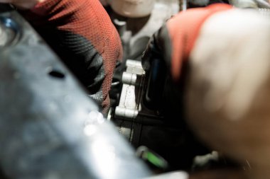 Bir Motor Bileşeni Üzerinde Çalışan Bir Tamircinin Ellerinin Yakın Çekimi.