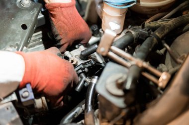 Araç Bakımında Motor Bileşenleri Üzerinde Çalışan Tamirci.