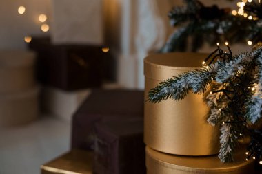 Altın Hediye Kutuları ve Şenlik Dekorasyonlarıyla Samimi Noel Sahnesi.