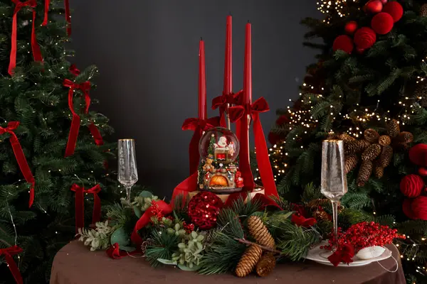 Bayram Tezahüratı ve Mevsimlik Aksanlarla Noel Masası Dekorasyonu.