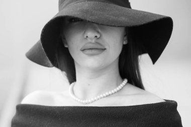 Siyah Şapkalı Zarif Moda Portresi ve İnci Kolye.