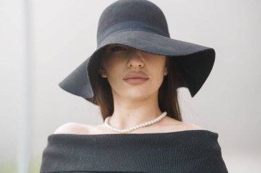 İnci Kolyeli Geniş Kenarlı Şapkalı Zarif Kadın.