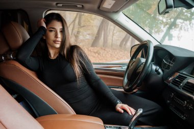 Şık Kadın Şatafatlı Aracın İçinde Sahne Arkaplanlı Poz Veriyor.