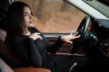 Lüks Araba İçi 'nde Zarif Kadın Pozu.