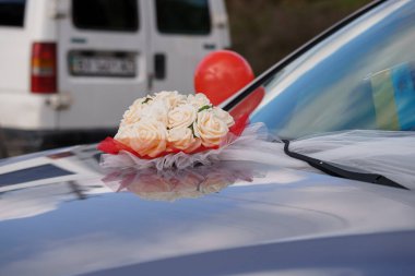 Çiçek Buketi ve Kırmızı Balonla Zarif Düğün Arabası Dekorasyonu.