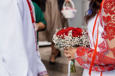 Kırmızı Gül Buketi ve Dekoratif Giyimli Geleneksel Düğün Töreni.
