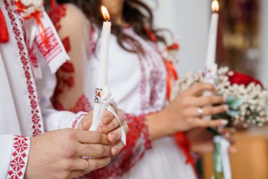 Düğün Töreni Geleneği Mumlar ve Çiçek Düzenlemeleri ile Kutluyor.