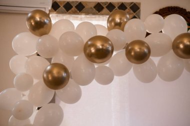 Kutlamalar için Zarif Balon Kemer Dekorasyonu.