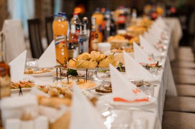 Çeşitli Tabaklar ve İçeceklerle Ziyafet Masası Seti.