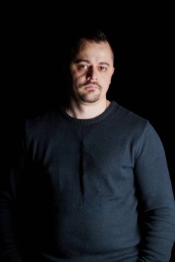 Siyah Arkaplan Karşısında Siyah Süveterli Adamın Resmi Portresi.