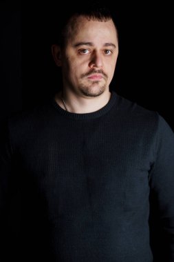 Karanlık Ayar 'da Kendinden emin bir adamın portresi.