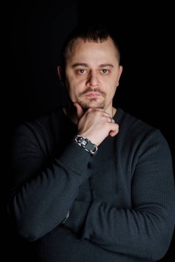 Düşünceli İfadesiyle Siyah Arkaplanda İçsel Adam.