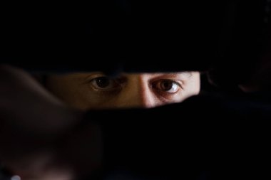 Hassasiyet Çalışmasına Odaklanan Bir Sanatçının Yoğun Bakışı.