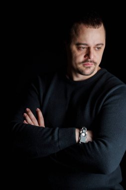 Siyah Arkaplana Karşı Siyah Süveterli Dalgın Adam.
