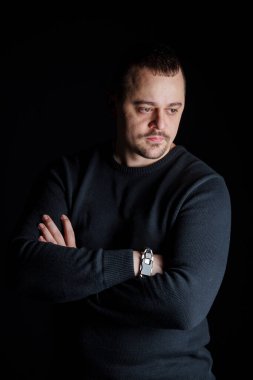 Siyah Süveterli Yansıtıcı Adam Düşünerek Bakıyor.