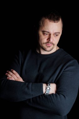 Siyah Arkaplana Karşı Siyah Giysili Düşünceli Adam.