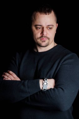 Karanlık Arkaplanda Düşünceli Adam Pozu.