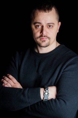 Karanlık Ayar 'da Kendinden emin bir adamın portresi.