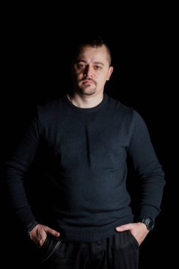 Karanlık Ayar 'da Kendinden emin bir adamın portresi.