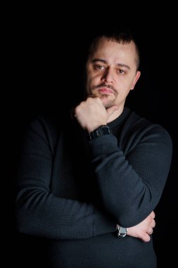 Karanlık Bir Arkaplana Karşı İçsel Adam Poz Veriyor.