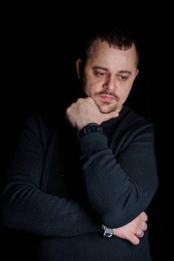 Karanlık Geçmişe Karşı Düşüncelere dalmış Yansıtıcı Adam.