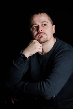 Loş Işıktaki Dalgın Adam.