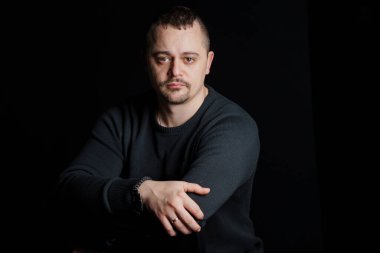 Karanlık Stüdyo Ayarlarında İçsel Adam.