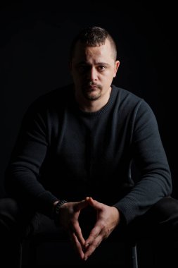 Karanlık Ayar 'daki Bir Adamın Yoğun Portresi.