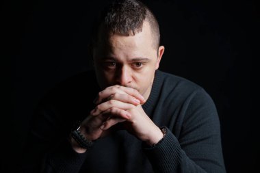 Dim Lighting 'deki İç Gözlemci Hayat Seçimleri Üzerine Yansıyan Adam.