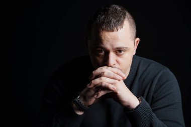 Karanlık Bir Arkaplana Karşı Düşünen Bir Adamın İçsel Portresi.