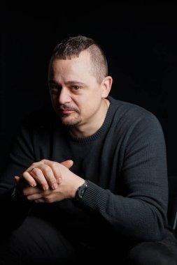 İçsel Adam Gölge Işığındaki Derin Duyguları Yansıtıyor.