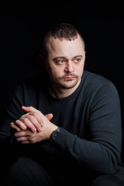 Düşünceli Pozisyonlarda Düşünceli Adam.