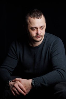 Loş Işıktaki Bir Adamın Düşüncesi ve Yansıması.
