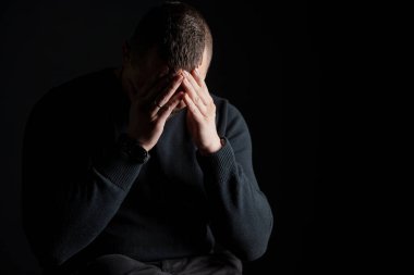 Duygusal Mücadele: Karanlık Bir Geçmişe Karşı Düşünen Bir Adam.