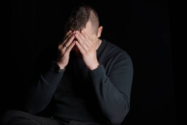 Duygusal Mücadele: Karanlık Ayarlardaki Umutsuzluk Anı.