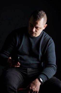 İç Gözlemci Adam Düşük Işık 'ta Akıllı Telefonuyla Nişanlı.