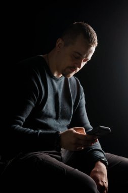 Derin Düşünce: Düşük Işıkta Akıllı Telefonuna Adanmış Bir Adam.
