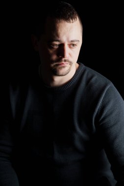 Düşük Işık Altındaki Bir Adamın İçsel Portresi.