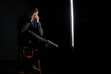 Gölgelerde Düşünme: İç Kargaşanın Görsel Keşfi.